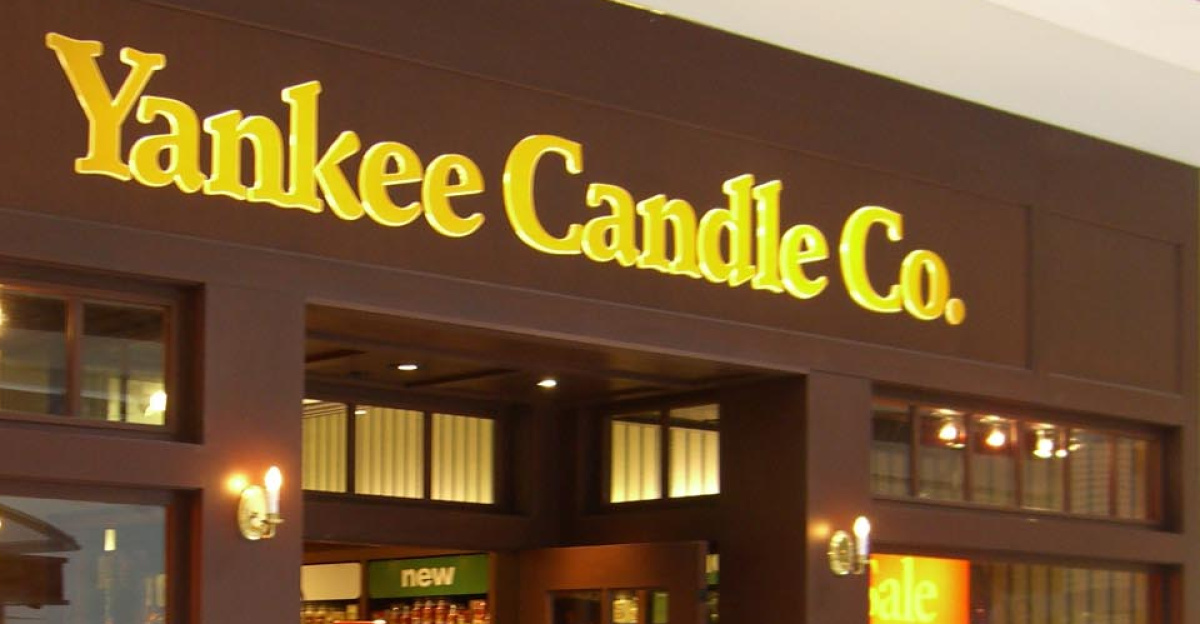 The <a href="https://en.wikipedia.org/wiki/Yankee_Candle" class="extiw" title="en:Yankee Candle">en:Yankee Candle</a> store in the <a href="https://en.wikipedia.org/wiki/Newport_Center_Mall" class="extiw" title="en:Newport Center Mall">en:Newport Center Mall</a> in <a href="https://en.wikipedia.org/wiki/Jersey_City,_New_Jersey" class="extiw" title="en:Jersey City, New Jersey">en:Jersey City, New Jersey</a>.  Taken <a href="https://en.wikipedia.org/wiki/October_1" class="extiw" title="en:October 1">en:October 1</a>, <a href="https://en.wikipedia.org/wiki/2007" class="extiw" title="en:2007">en:2007</a> by <a href="https://en.wikipedia.org/wiki/User:Nightscream" class="extiw" title="en:User:Nightscream">Luigi Novi</a>.