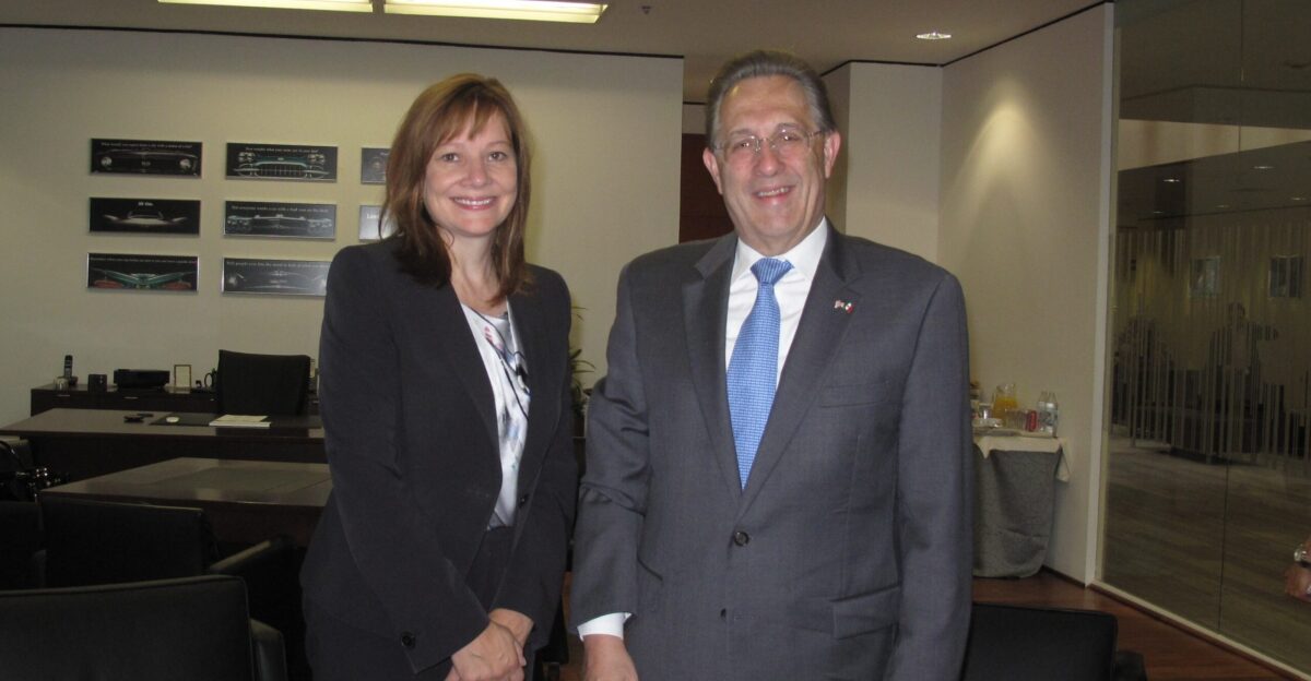 El Embajador Wayne se reuni con la CEO Global de General Motors Mary T Barra el 13 de agosto durante su primer visita oficial a M xico en el puesto La Sra Barra es la primer mujer CEO de un importante fabricante de autos a nivel mundial General Motors ha tenido presencia en M xico por casi ochenta a os y emplea a 12 mil personas en cuatro plantas adem s de contar con una oficina corporativa en la Ciudad de M xico