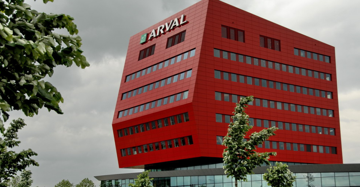 <p>Langs de A27 bij Houten staat sinds 2006 een echte eyecatcher, een ‘stoer’ gebouw met een opvallende rode toren. Autoleasemaatschappij Arval bewoont een groot deel van dit gebouw. Voor het interieur van Arval tekende Jeroen Warnaar van Spring architecten uit Rotterdam het ontwerp. Het gebouw bestaat uit twee delen, langs het water kromt zich een transparante laagbouw, met daarin voornamelijk representatieve kantoorruimten en een discotheek. Daarop een meer gesloten rood volume met kantoorlagen. Architectenbureau De Waal en Wellerdieck ontwierp het gebouw, dat werd opgeleverd in 2006.
</p>
Since 2006 headquarters of Arval Carlease in Houten The Netherlands.
