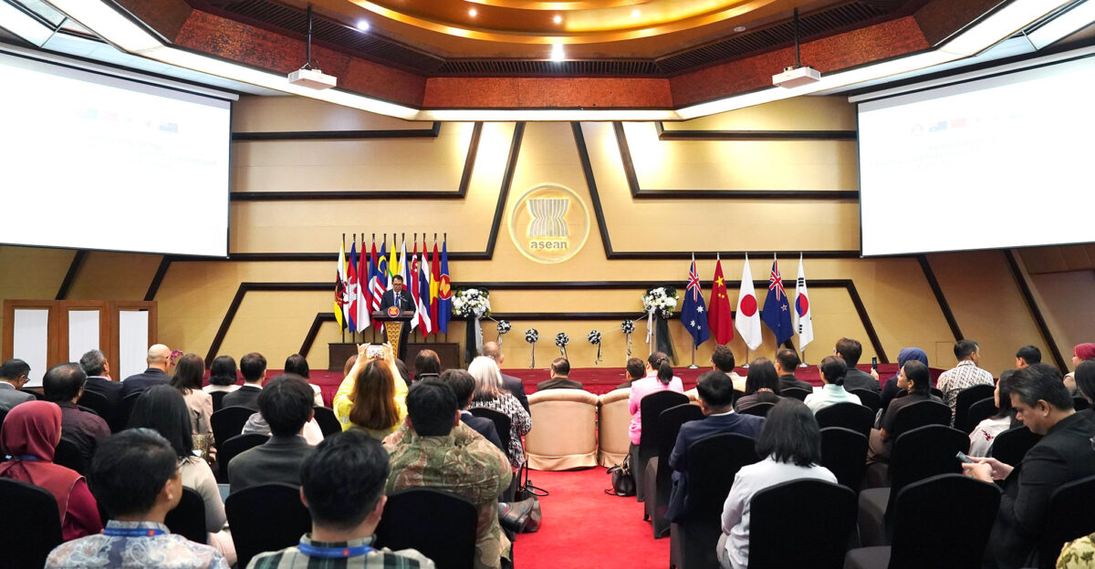 Indonesian Trade Minister Budi Santoso together with ASEAN Secretary General Kao Kim Hourn inaugurated the Regional Comprehensive Economic Partnership RCEP Support Unit RSU Office at the ASEAN Secretariat Jakarta Monday December 9th The Indonesian Trade Minister stated that the inauguration of the RSU office marked a new milestone in the joint efforts of the 15 RCEP member countries to strengthen economic integration in the region The establishment of the RSU at the ASEAN Secretariat was a mandate from the results of the RCEP Ministerial Inauguration Meeting on September 17 2022 in Cambodia This was successfully followed up by Indonesia as one of the Priority Economic Achievements PED during the ASEAN Chairmanship in 2023 The Indonesian Trade Minister also emphasized that Indonesia as the RCEP Chair for ASEAN is committed to ensuring that RCEP can be implemented effectively and efficiently This event was also attended by the Chinese Ambassador to ASEAN Hou Yanqi as a representative of the RCEP partner countries a number of Ambassadors of RCEP member countries to ASEAN Director General of International Trade Negotiations of the Ministry of Trade Djatmiko Bris Witjaksono Secretary of the Directorate General of PPI Basaria Tiara Desika L Gaol Director of ASEAN Negotiations as ASEAN Chair for the RCEP Joint Committee Dina Kurniasari Executive Director of the RCEP Support Unit Taufiq Arfi Wargadalam members of the Committee of Permanent Representatives of ASEAN and Deputy Secretary General of ASEAN