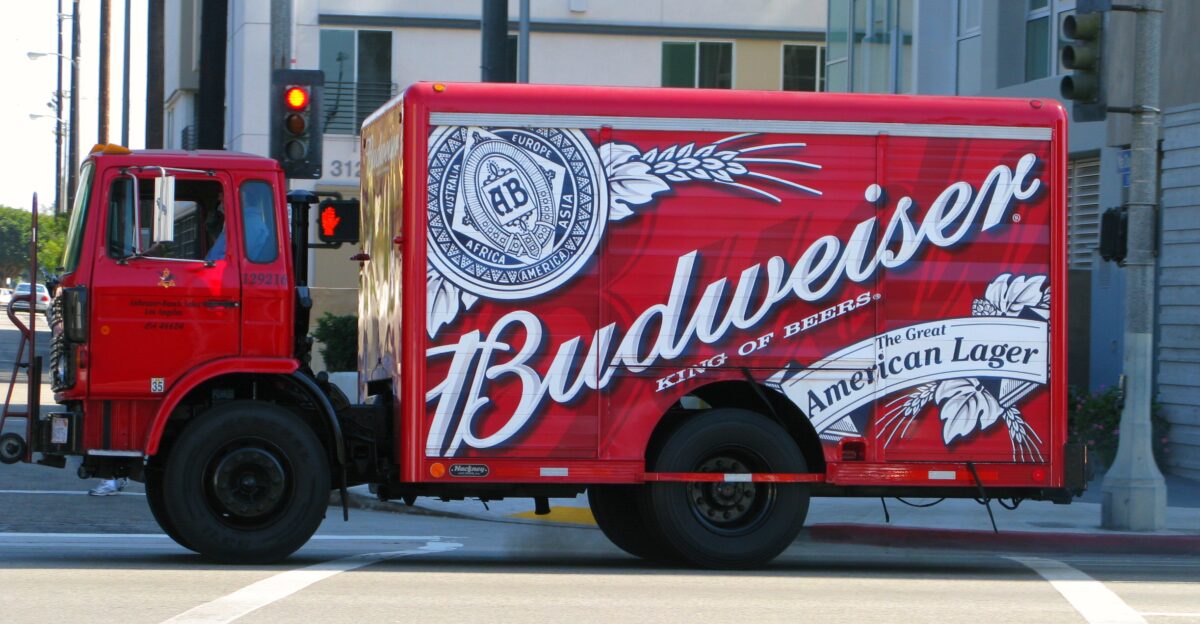 I swear that is the shortest wheelbase medium duty truck I have seen to date Actually it looks more like a tractor with the 5th wheel hitch replaced by the box