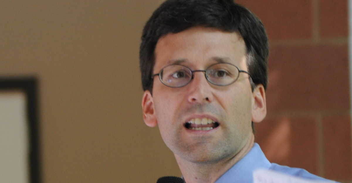 King County (Washington, US) Council Member <a href="https://en.wikipedia.org/wiki/Bob_Ferguson_(politician)" class="extiw" title="w:Bob Ferguson (politician)">Bob Ferguson</a> speaking at his 4<sup>th</sup> Annual Shrimp Feed (a tradition he took over from former Washington governor <a href="https://en.wikipedia.org/wiki/Mike_Lowry" class="extiw" title="w:Mike Lowry">Mike Lowry</a>), Northgate Community Center, Seattle, Washington.