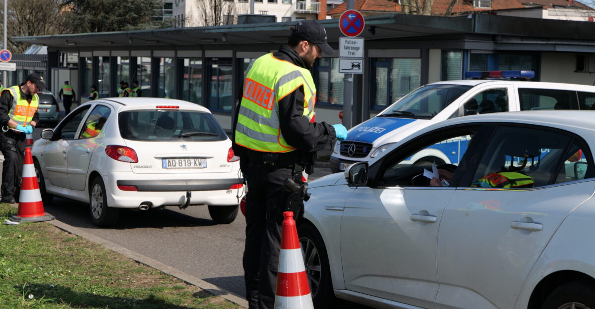 Grenzkontrollen von Ankommenden auf der deutschen Seite der Europabr cke zwischen Stra burg und Kehl am 16 M rz 2020