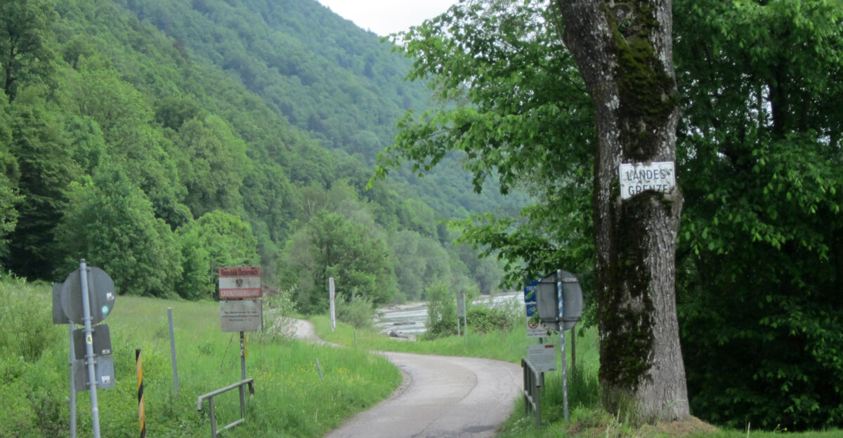 Border crossing Germany - Austria Donauradweg