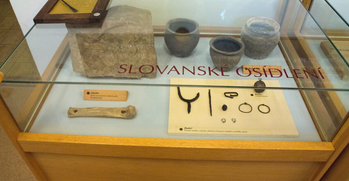 Case with artifacts of Slavic settlement The Sl de ek Museum of Local History in Kladno