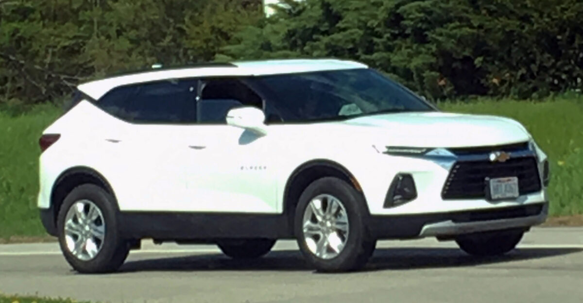 Chevrolet Blazer L in Summit White US-spec model