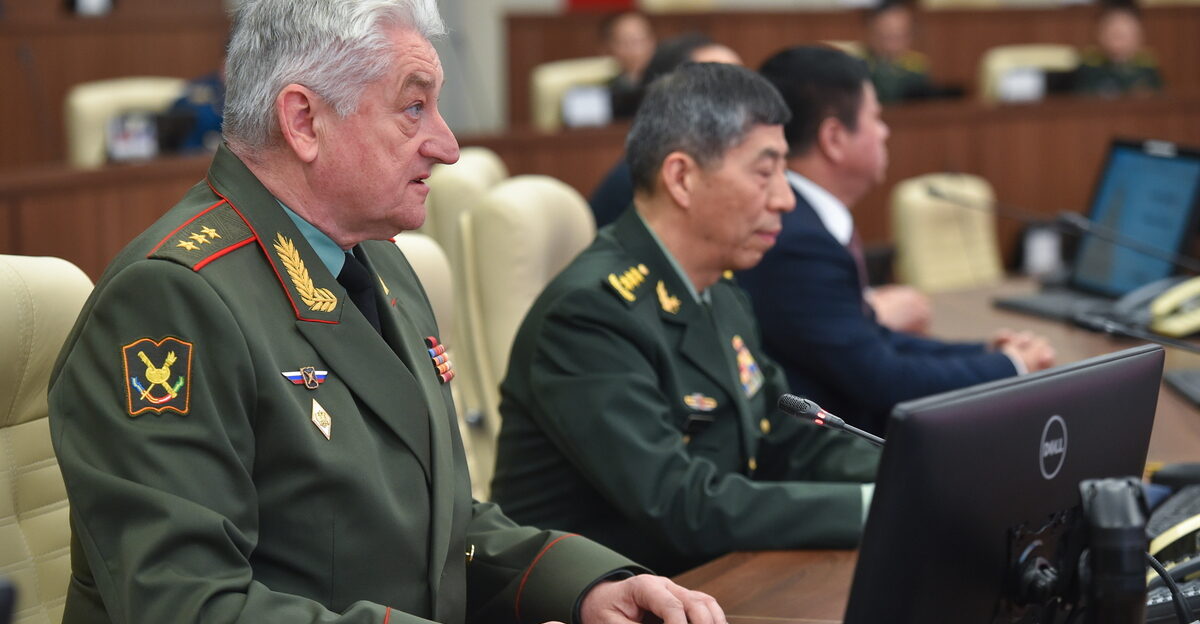 Voennaya delegatsiya Kitayskoy Narodnoy Respubliki vo glave s ministrom oborony general-polkovnikom Li Shanfu v khode ofitsial nogo vizita v Rossiyu posetila Voennuyu akademiyu General nogo shtaba Vooruzhennykh Sil Rossiyskoy Federatsii