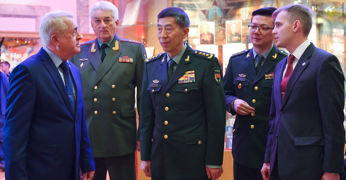 Voennaya delegatsiya Kitayskoy Narodnoy Respubliki vo glave s ministrom oborony general-polkovnikom Li Shanfu v khode ofitsial nogo vizita v Rossiyu posetila Voennuyu akademiyu General nogo shtaba Vooruzhennykh Sil Rossiyskoy Federatsii