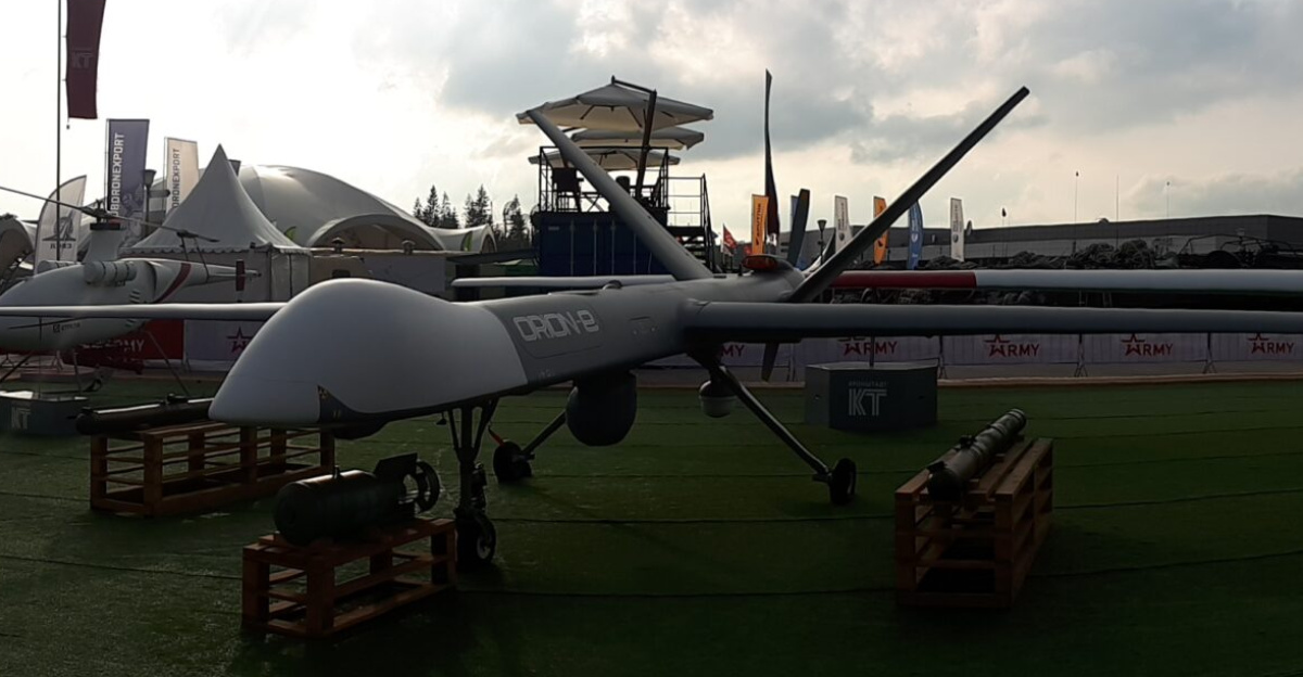 Боевой беспилотный самолёт «Орион-Э» на выставке «<a href="https://ru.wikipedia.org/wiki/%D0%90%D1%80%D0%BC%D0%B8%D1%8F_(%D1%84%D0%BE%D1%80%D1%83%D0%BC)" class="extiw" title="ru:Армия (форум)">Армия-2021</a>».