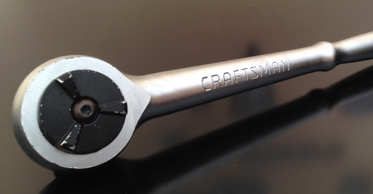 A ½"-drive, 45-tooth <a href="https://en.wikipedia.org/wiki/Craftsman_(tools)" class="extiw" title="en:Craftsman (tools)">Craftsman</a> roundhead <a href="https://en.wikipedia.org/wiki/socket_wrench" class="extiw" title="en:socket wrench">ratchet</a> manufactured by <a href="https://en.wikipedia.org/wiki/Danaher_Corporation" class="extiw" title="en:Danaher Corporation">Danaher Corporation</a>.