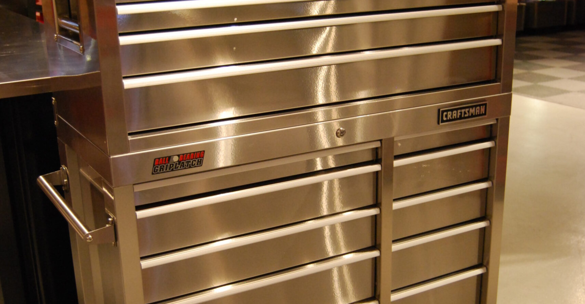 A <a href="https://en.wikipedia.org/wiki/Craftsman_(tools)" class="extiw" title="en:Craftsman (tools)">Craftsman</a> <a href="https://en.wikipedia.org/wiki/tool_chest" class="extiw" title="en:tool chest">tool chest</a>, photographed at the Craftsman Experience store in <a href="https://en.wikipedia.org/wiki/Chicago" class="extiw" title="en:Chicago">Chicago</a>.