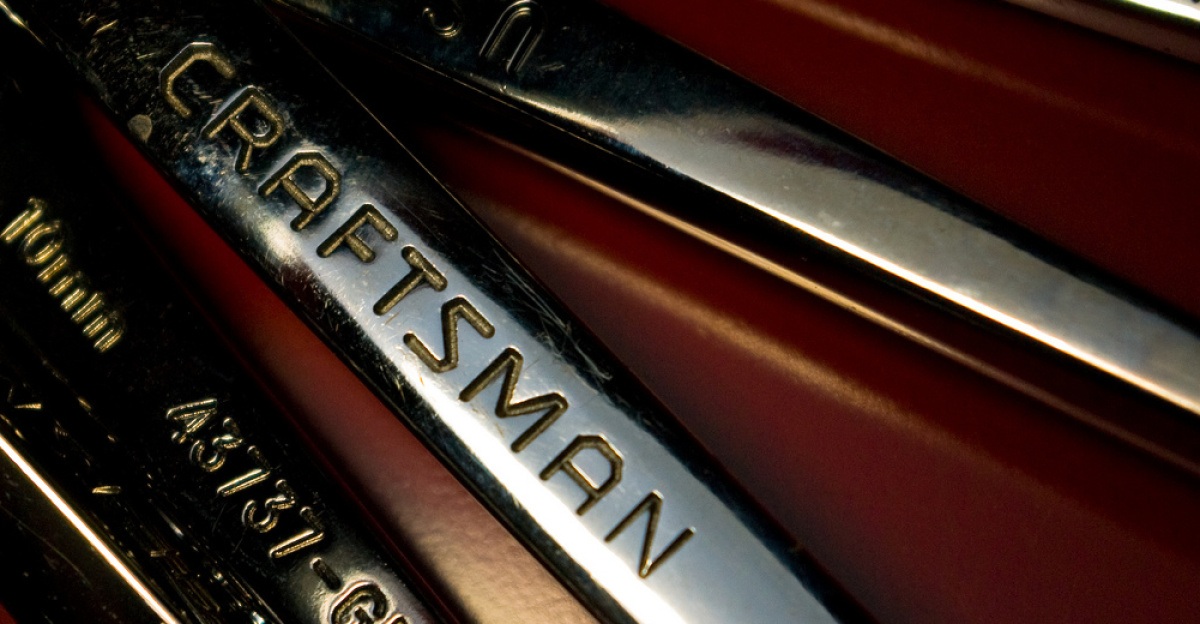 A selection of <a href="https://en.wikipedia.org/wiki/Craftsman_(tools)" class="extiw" title="en:Craftsman (tools)">Craftsman</a> reversible ratcheting, cross-beam combination <a href="https://en.wikipedia.org/wiki/wrenches" class="extiw" title="en:wrenches">en:wrenches</a>.