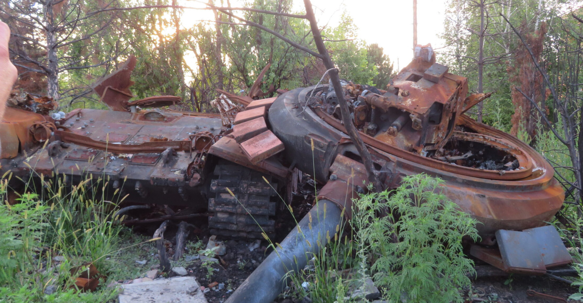 Destroyed T-72B3 in Tsyrkuny, north of Kharkiv, Ukraine. Hit by artillery in April/May 2022.