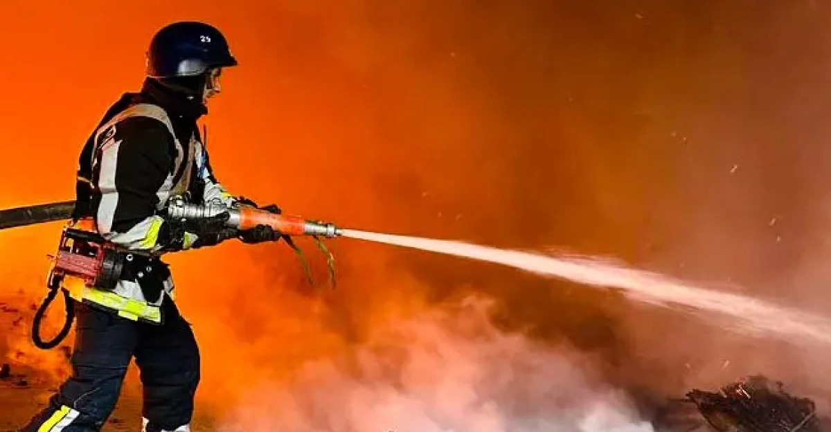 Kyiv. Liquidation of consequences of Russian <a href="https://en.wikipedia.org/wiki/29_December_2023_Russian_strikes_on_Ukraine" class="extiw" title="en:29 December 2023 Russian strikes on Ukraine">mass attack on Ukraine</a> by missiles and drones in the night on 29 December 2023. More than 30 air targets were shot down over Kyiv, there are destructions and fires in different parts of the city. 32 dead and 30 injured people are known in Kyiv (<a rel="nofollow" class="external text" href="http://archive.today/2024.01.04-112400/https://www.pap.pl/ru/russian/news/kolichestvo-zhertv-massirovannogo-raketnogo-udara-rossii-po-kievu-29-dekabrya-vozroslo">1</a>, <a rel="nofollow" class="external text" href="https://www.bbc.com/ukrainian/articles/cgek9k09582o">2</a>, <a rel="nofollow" class="external text" href="https://www.bbc.com/ukrainian/articles/czkjyp9g9ymo">3</a>, <a rel="nofollow" class="external text" href="https://meduza.io/feature/2023/12/29/voyska-rf-nanesli-massirovannyy-udar-po-gorodam-ukrainy-v-kieve-odesse-i-lvove-povrezhdeny-zhilye-doma-v-dnepre-torgovyy-tsentr-est-pogibshie-i-ranenye">4</a>).