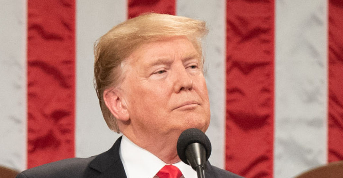 President <a href="https://en.wikipedia.org/wiki/Donald_Trump" class="extiw" title="w:Donald Trump">Donald Trump</a> delivers his State of the Union address at the U.S. Capitol, Tuesday, Feb. 5, 2019, in Washington, D.C. Vice President <a href="https://en.wikipedia.org/wiki/Mike_Pence" class="extiw" title="w:Mike Pence">Mike Pence</a> and Speaker of the House <a href="https://en.wikipedia.org/wiki/Nancy_Pelosi" class="extiw" title="w:Nancy Pelosi">Nancy Pelosi</a> sit behind him. (Official White House Photo by Shealah Craighead)