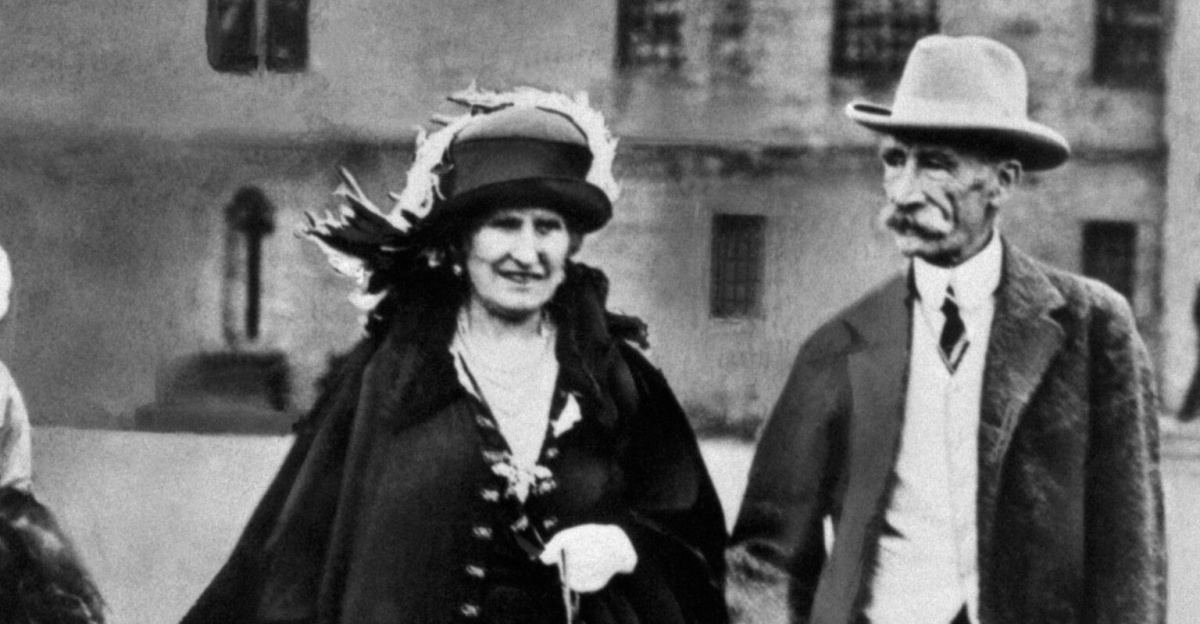 Lady Elizabeth Bowes-Lyons (the Queen Mum) with the Duke of York and her parents, the Earl and Countess of Strathmore and Kinghorne