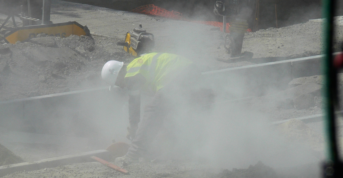 poussière émise par la découpe de béton avec une meuleuse. Selon les pays il est recommandé ou obligatoire de porter un masque FFP2 ou FFP3 pour se protéger les poumons.
