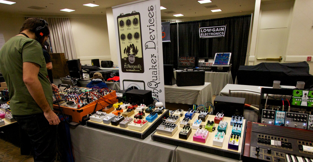 <a rel="nofollow" class="external text" href="http://earthquakerdevices.com/">EarthQuaker Devices</a> booth, above <a rel="nofollow" class="external text" href="https://web.archive.org/web/20140517213422/http://lowgain-audio.com/">Low-Gain Electronics</a> booth