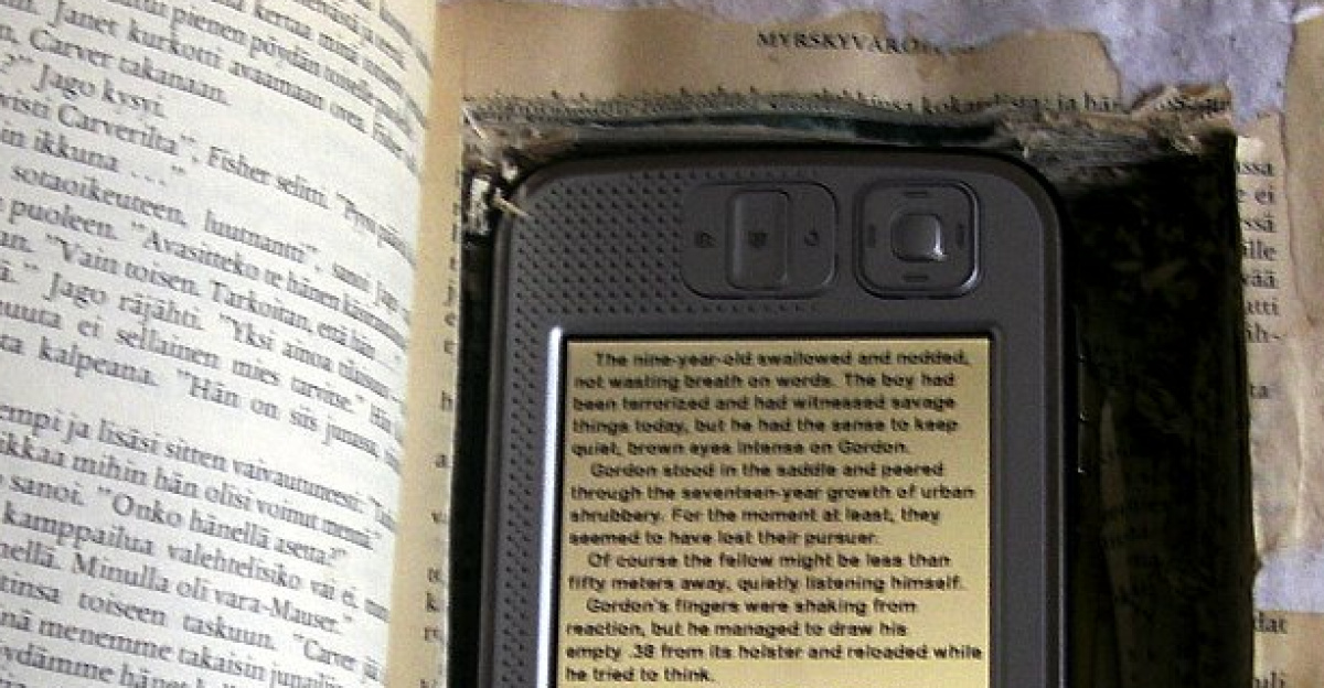 Now I can  read E-book in Café Elité and not look like a geek. (Nokia N800 and FBreader. Page color adjusted to look like old paper.)