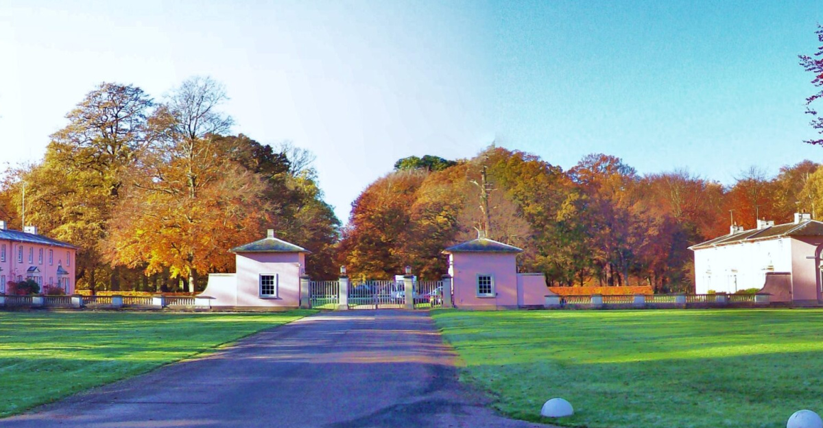 Entry to the Royal Lodge, Windsor Great Park <span class="mw-valign-text-top" typeof="mw:File/Frameless"><a href="//commons.wikimedia.org/wiki/File:Entry_to_the_Royal_Lodge,_Windsor_Great_Park_-_geograph.org.uk_-_5606141.jpg#ooui-php-4" title="Edit this at Structured Data on Commons"><img decoding=