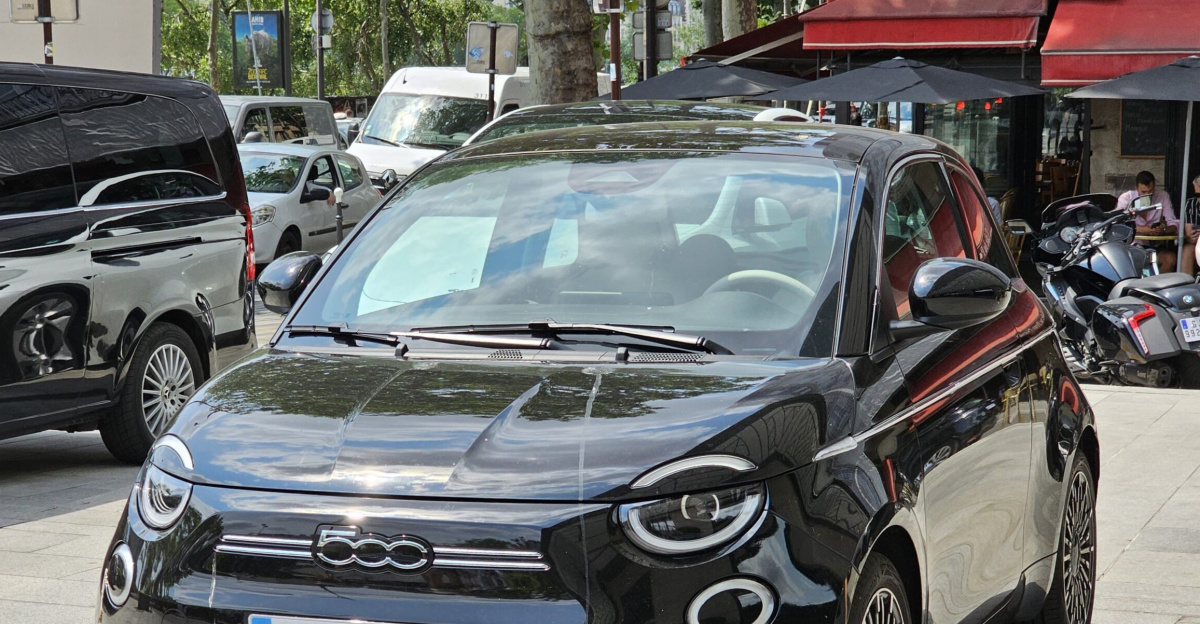 Onyx Black Fiat 500e Type 332 Electric hatchback.