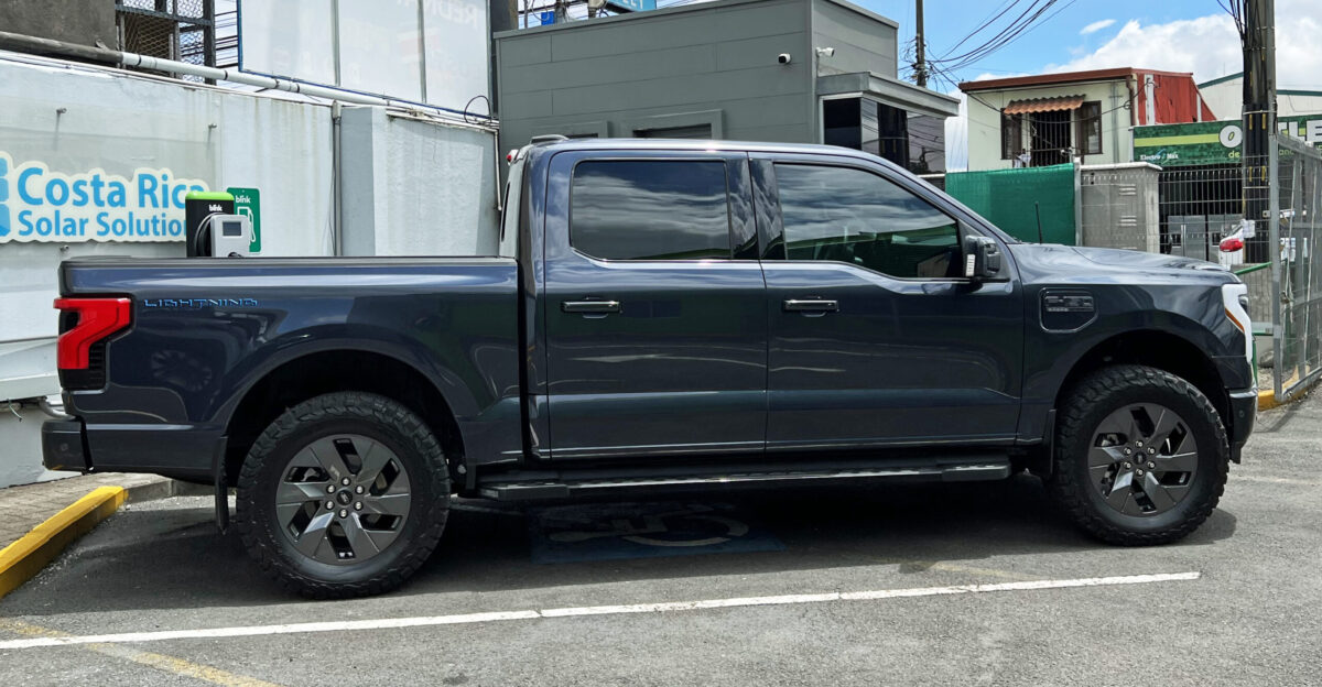 Lateral view of the Ford F-150 Lightning in Costa Rica