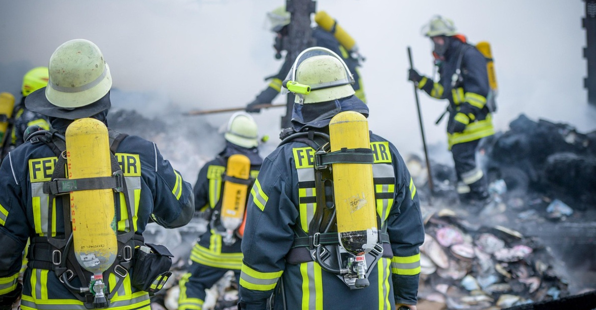 fire, fire fighters, firefighter, equipment, hose, danger, fire fighting, smoke, fire, fire fighters, fire fighters, firefighter, firefighter, firefighter, firefighter, firefighter, fire fighting