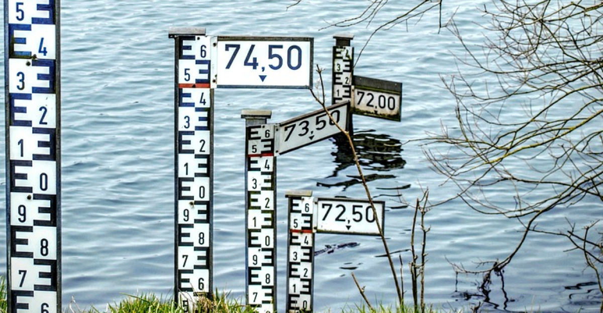 water level, advertisement, water, blue, water level indicator, slope, riverbank, nature, reservoir, dam, flood, flooding, monitoring, low water, measurement, water shortage, water scarcity, water measure, north rhine westphalia
