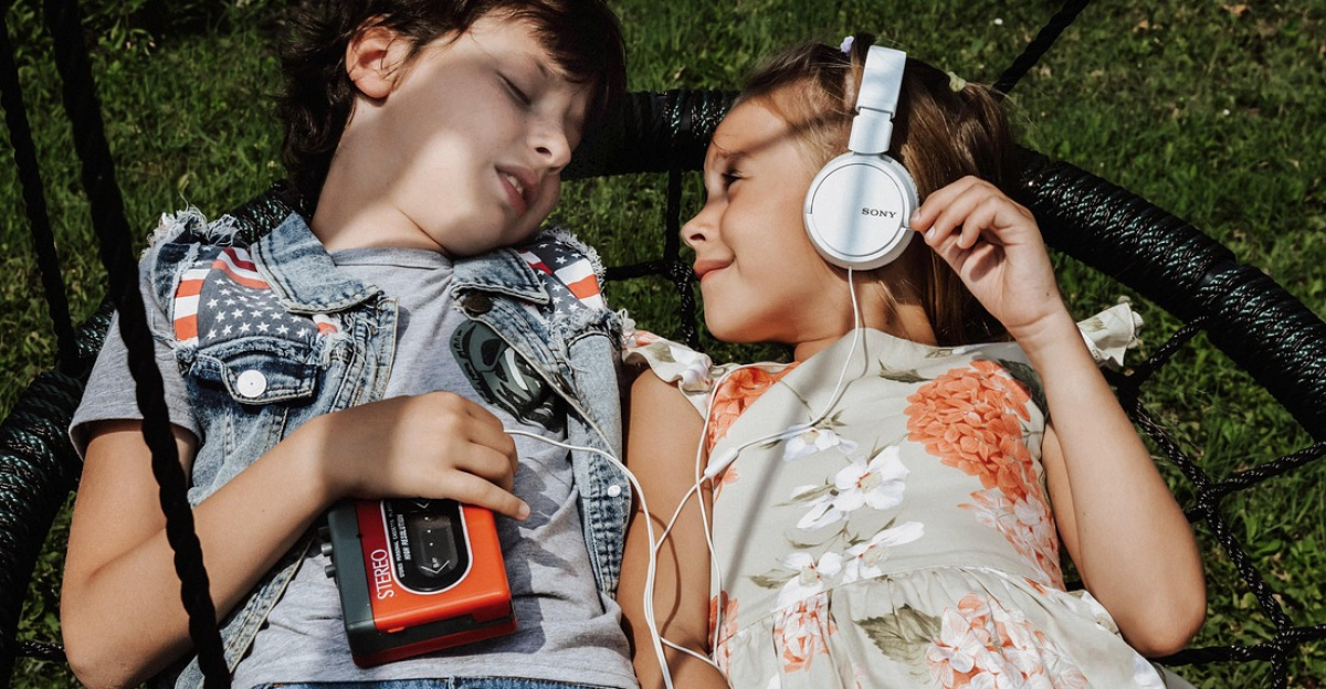 music, headphones, kids, together, love, audio, sound, listen, radio, listening, girl, boy, player, beautiful, cute, entertainment, romantic
