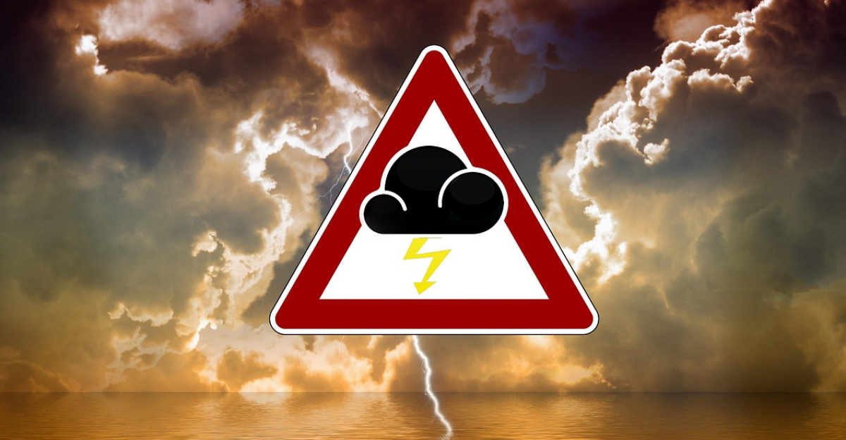 storm, severe weather warning, warning, sea, water, waves, nature, lake, lightning, thunderstorm, clouds, heaven, grim, light, destruction, caution, weather forecast, danger, to warn, waters, a notice