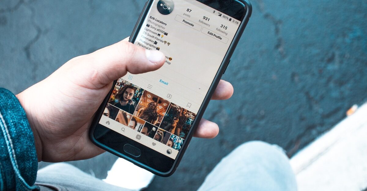 technology smartphone telephone touchscreen screen display computer social media mobile digital network blue computer blue technology blue laptop blue phone blue mobile blue facebook blue network blue digital blue social blue smartphone blue media blue telephone social media social media social media social media social media