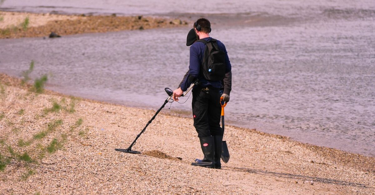 treasure hunt probe metal detector seek darling signal fund headphones shovel riverside rhine riverbank find men hide treasure hunters detectorists valuables antiques militaria robbery of tombs soldier of fortune rhineland-palatinate rhine river ludwigshafen worms metal detector metal detector metal detector metal detector metal detector