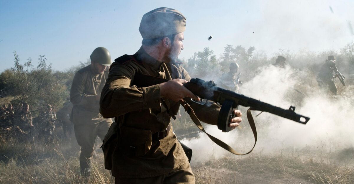 war game soldiers russian uniform history world war fight battle machine gun weapon army