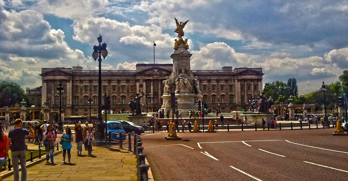 buckingham palace london uk landmark british britain famous english kingdom tourism attraction historic historical tourist sightseeing iconic majesty england royal residence monarchy capital destination buckingham buckingham buckingham buckingham buckingham london london london monarchy