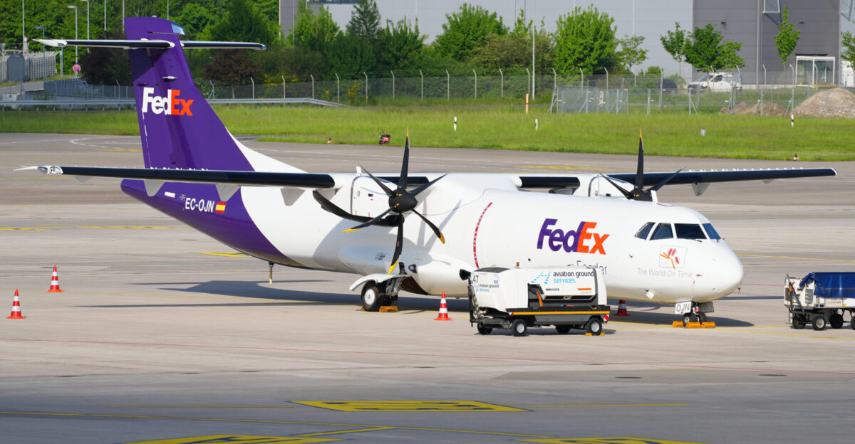 Die f r FedEx Feeder betriebene ATR 72-600F 72-212A der Fluggesellschaft Swiftair mit dem Kennzeichen EC-OJN auf dem Flughafen Hannover-Langenhagen Das Flugzeug flog am 2 Mai 2025 von Billund nach Hannover am 5 Mai 2025 flog es von Hannover nach L ttich