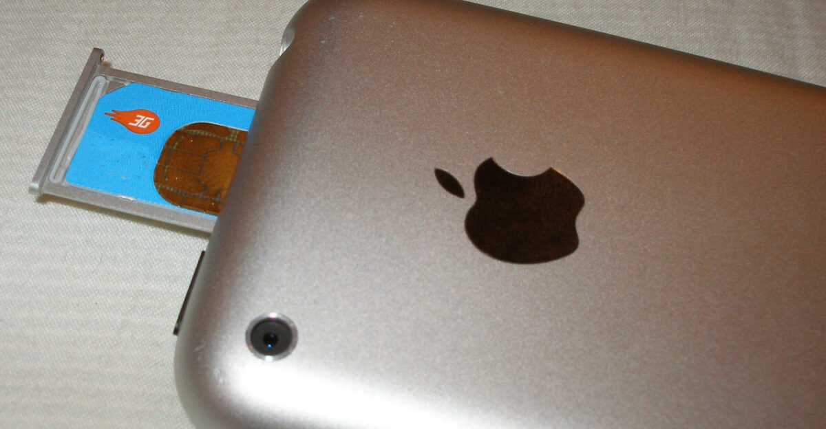 I took this photo of my en iPhone 1st generation and its SIM slot