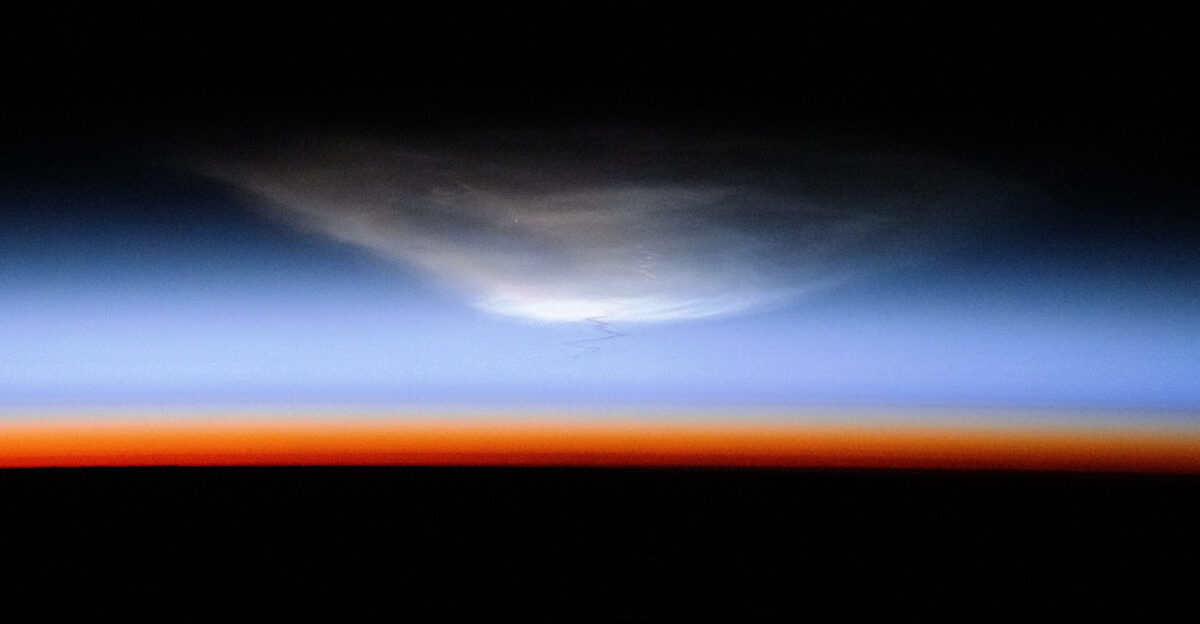 The cloud of debris above Earth s atmosphere after the explosion of Starship Ship 34