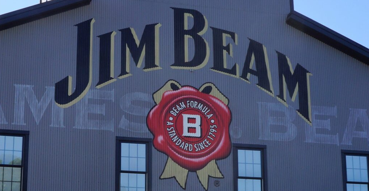 Billede af Jim Beams ikoniske grå "Stillhouse" bygning. Jim Beam er en af de allerstørste amerikanske whiskeyproducenter