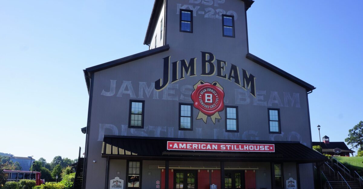 Billede af Jim Beams ikoniske gr Stillhouse bygning Jim Beam er en af de allerst rste amerikanske whiskeyproducenter