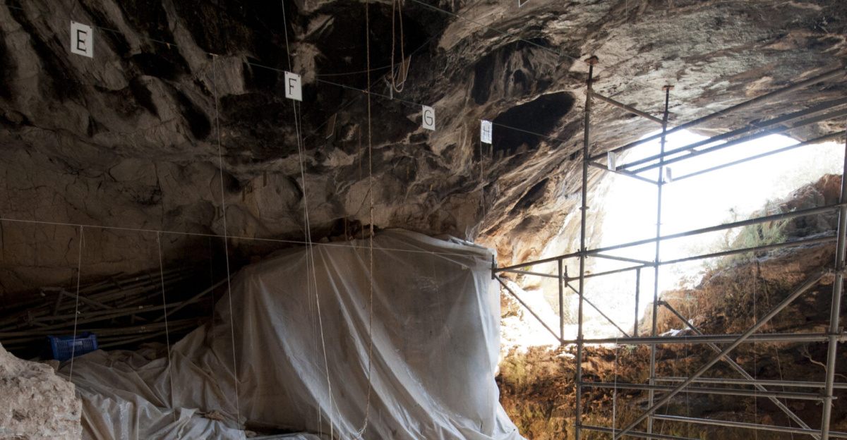 Picture showing the work setting. At this cave a notice tells us cave excavations under Prof. Kiliç Kökten have been going on from 1946 till 1973, bringing to light finds from Paleolithic, Neolithic, Chalcholitic and Early Bronze Age, indicating continuous habitation. Wall engravings and votive niches of the Classical Age indicate the cave functioned as a temple also, Artifacts of rhinoceros, elephant, hippopotamus have been found, as well as Homo Sapiens fossils from the age of Middle Paleolithic, Neanderthal and Late Paleolithic. Under Prof. ışın Yalçınkaya excavations have continued from 1985.