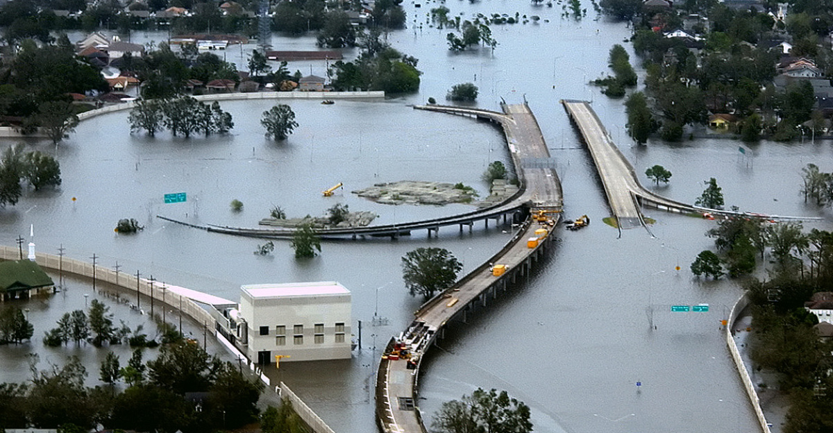 New Orleans, Louisiana in the aftermath of Hurricane Katrina (2005:08:29 17:24:22), showing Interstate 10 at West End Boulevard, looking towards Lake Pontchartrain. 
<p>The 17th Street Canal is just beyond the left edge of the image. The breach in the levee of that canal was responsible for much of the flooding of the city in the hours after the hurricane.
</p><p>In the foreground, the intersection is the juncture of I-10, running from the bottom of the photo and curving out of the photo to the left, with the western end of I-610, which extends off the photo from the center right, and the West End entrance/exit from I-10. 
</p><p>The block shaped building at center left front is a pumping station, one of those used to pump water from heavy rains off city streets in more normal times. 
</p><p>The far eastern end of Veterans Memorial Boulevard is seen just back from the interchange extending to the left.
</p><p>The view looks north toward Lake Pontchartrain. The stretch of ground with no buildings from the Interchange to the lake is Pontchartrain Blvd. (on the left) and West End Blvd. (on the right), with a linear park (formerly the route of the New Basin Canal) between them.  Smoke can be seen rising near the lake, probably from the burning of the Southern Yacht Club building. 
</p><p>This photo provided by the U.S. Coast Guard shows flooded roadways as the Coast Guard conducted initial Hurricane Katrina damage assessment overflights of New Orleans, Monday Aug. 29, 2005.
</p>
Edit, selective noise reduction by <a href="//commons.wikimedia.org/wiki/User:Mfield" title="User:Mfield">Mfield</a>