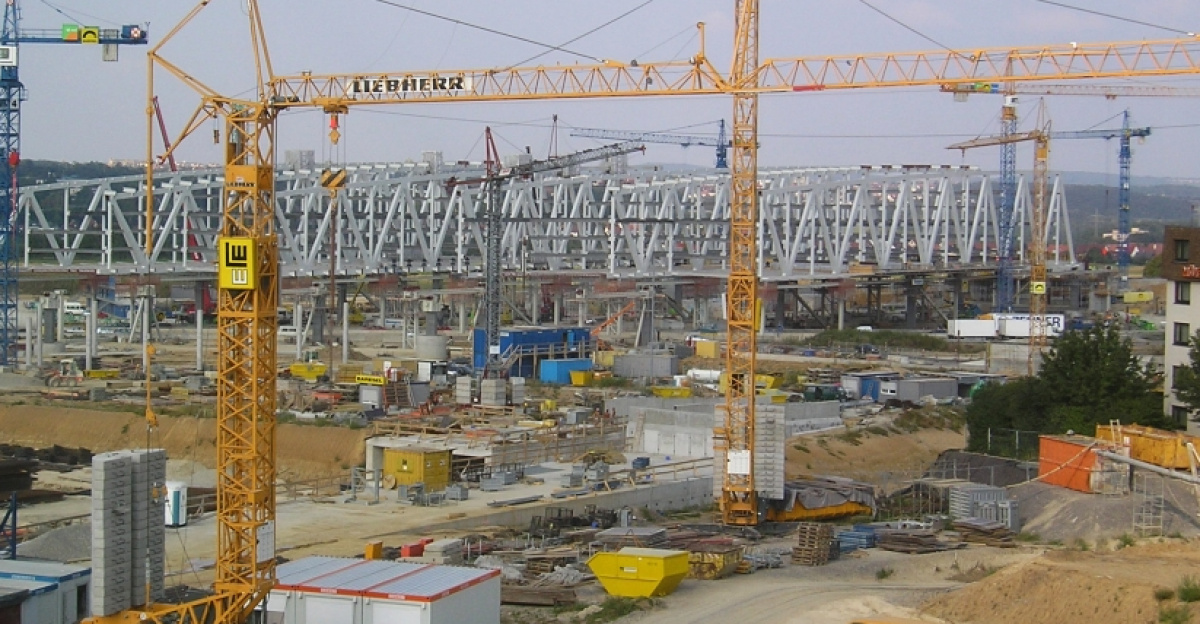 Construction site of the State Trade Fair Baden-Württemberg: Parking building over the A8 motorway.