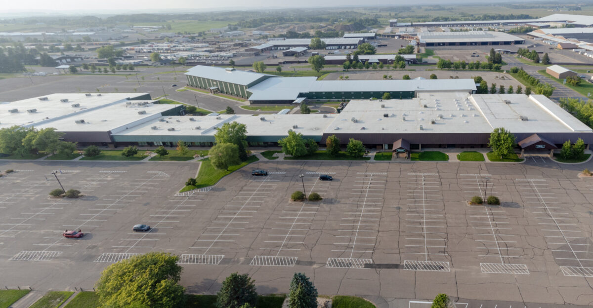 File Menards Headquarters jpg - Wikimedia Commons