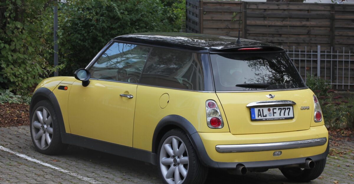Mini Cooper der ersten Generation gebaut von 2001 bis 2006 fiktives Kennzeichen
