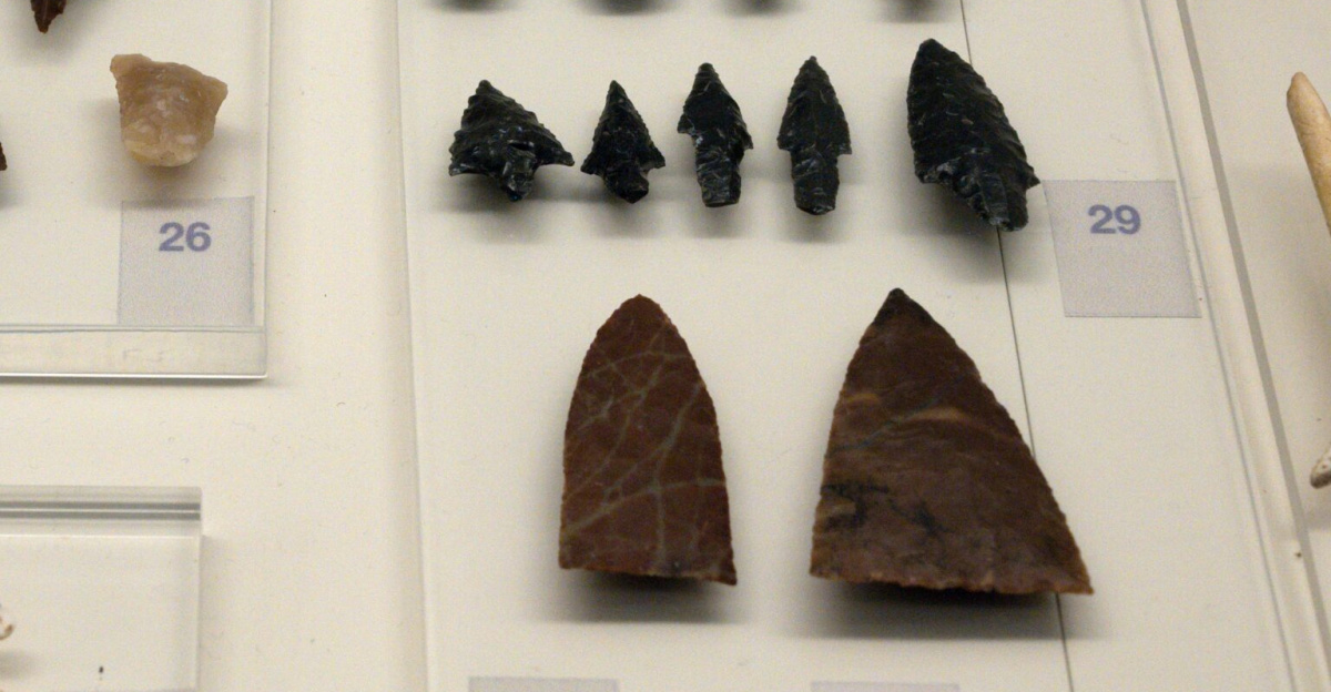 (20-21) Flint tools for beads manufacuting of the Mediterranean cockle Cerastoderma glaucum and manufacuring stages, ca 6500-5800 BC. (22) Obsidian blades, ca 5800-5300 BC. (23) Sickle blades of imported flint, ca 5800-5300 BC. (24) Local flint tool, 5800-5300 BC. (27-28) Imported flint arrowheads, ca 4300-3700 BC. (29) Obsidian arrowheads, ca 4500-3700 BC. (30) Obsidian blades, ca 4500-3700 BC. Findings from Neolithic occupation in the Franchthi Cave. Archaeological Museum of Nafplio.