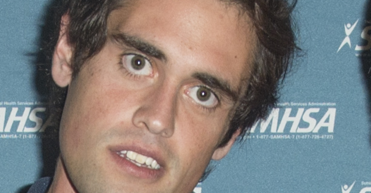 Johnson Chan, Matt Elisofon, Nick Reiner, and Rob Reiner with presenter Dr. Oz after accepting their SAMHSA Special Recognition Award and a 2016 Voice Award for their film Being Charlie