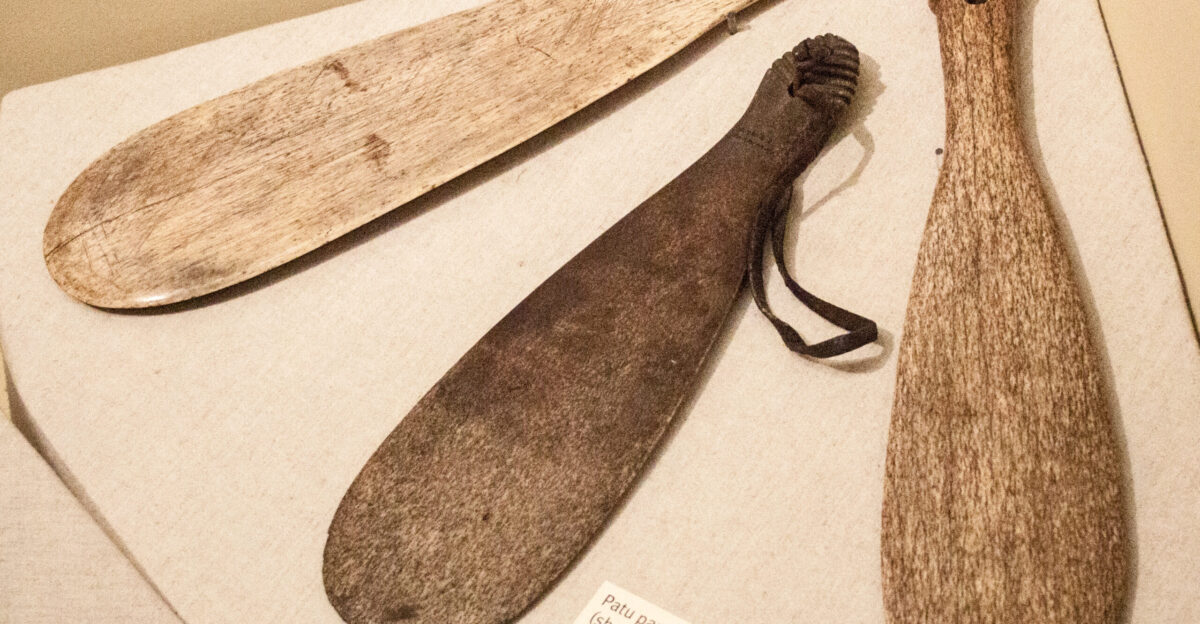 Patu from whale bone maori weaponslabel QS Len Patu from whale bone maori weapons label QS Lhu Maori fegyverek b lnacsontb l