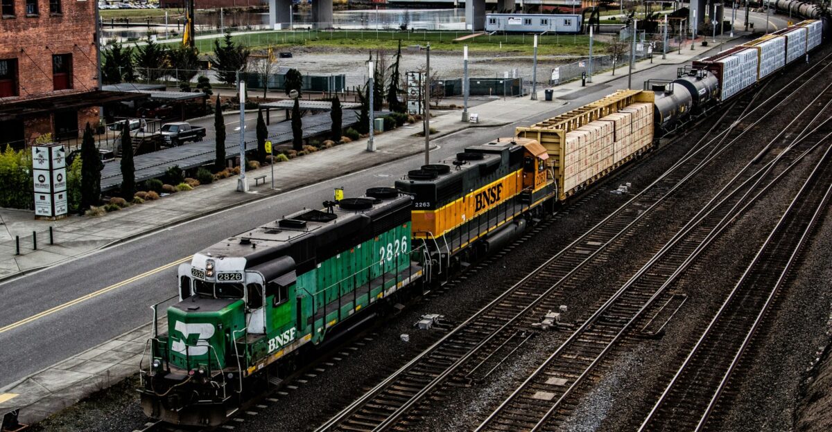 single locomotive on tract at daytime