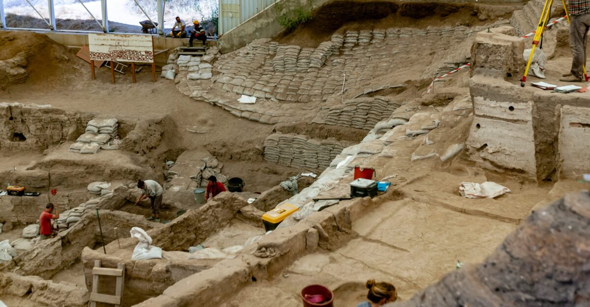 gray concrete building