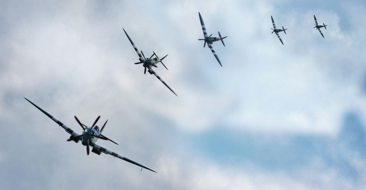 five black and gray jets close-up photography